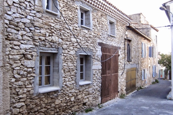 Saint-Etienne-Les-Orgues. Adaptacja starej, zabytkowej wozowni.